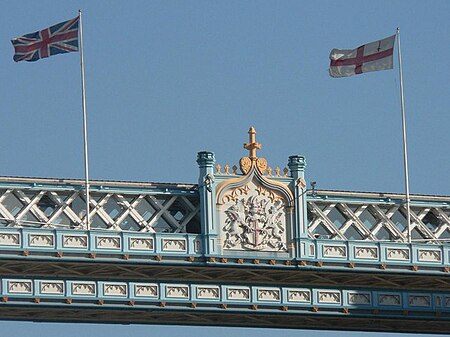 Fail:London, Tower Bridge - coat of arms and flags - geograph.org.uk - 560793.jpg