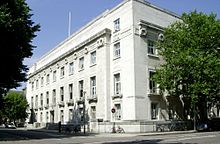 Escuela de Higiene y Medicina Tropical de Londres, Keppel Street.  Inaugurado en 1929, la imagen muestra la fachada de piedra de Portland del edificio.