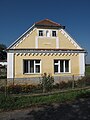 Čeština: Fasáda chalupy v Louce, okres Písek, Česká republika. English: Cottage facade in Louka village, Písek District, Czech Republic.