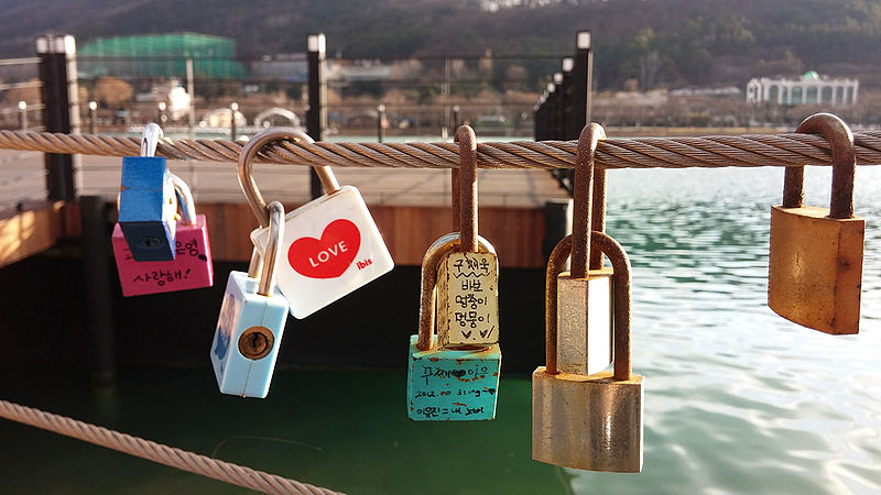 800px-Love-locks_in_Suseong_Lake,_Daegu.jpg (800×450)