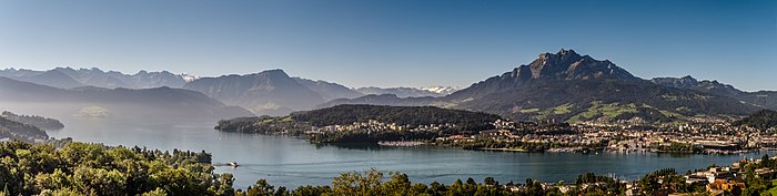 Vue générale du lac avec le Pilatus (montagne) et Lucerne. Septembre 2013.