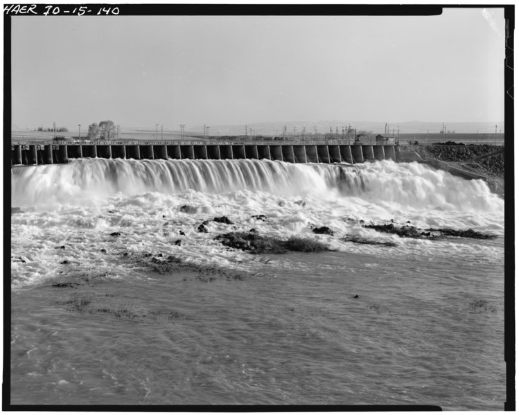 File:MILNER DAM, TWIN FALLS COUNTY, MILNER, IDAHO; SPILLWAY OUTLET, SOUTH VIEW. - Milner Dam and Main Canal- Twin Falls Canal Company, On Snake River, 11 miles West of city of HAER ID,27-TWIF.V,1-140.tif