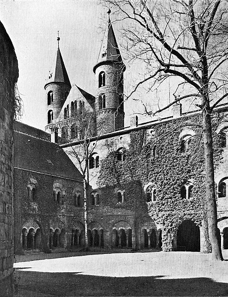 File:Magdeburg Hof des Klosters Unser Lieben Frauen mit Marienkirche.jpg