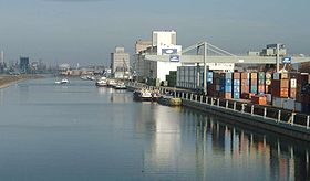 280px-Mannheim-Hafen-Container.jpg