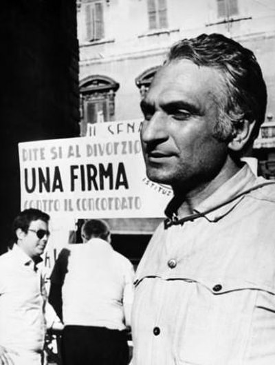 Marco Pannella campaigning for the divorce referendum in 1974
