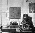 Радіопередавач конструкції Марконі на кораблі; імовірно, 1902 року саме на ньому передавали ходи першої шахової партії на радіохвилях