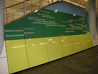 Display met Cultuur-As Rotterdam overzicht in Metrohalte Eendrachtsplein, 2010