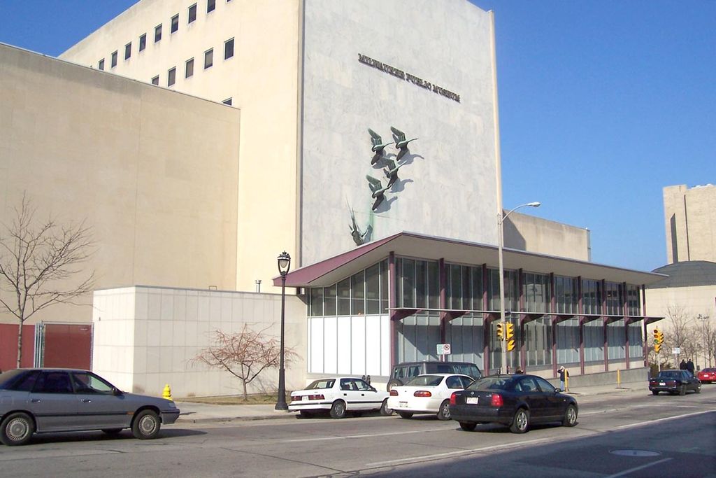 File:Milwaukee Public Museum.jpg - Wikimedia Commons