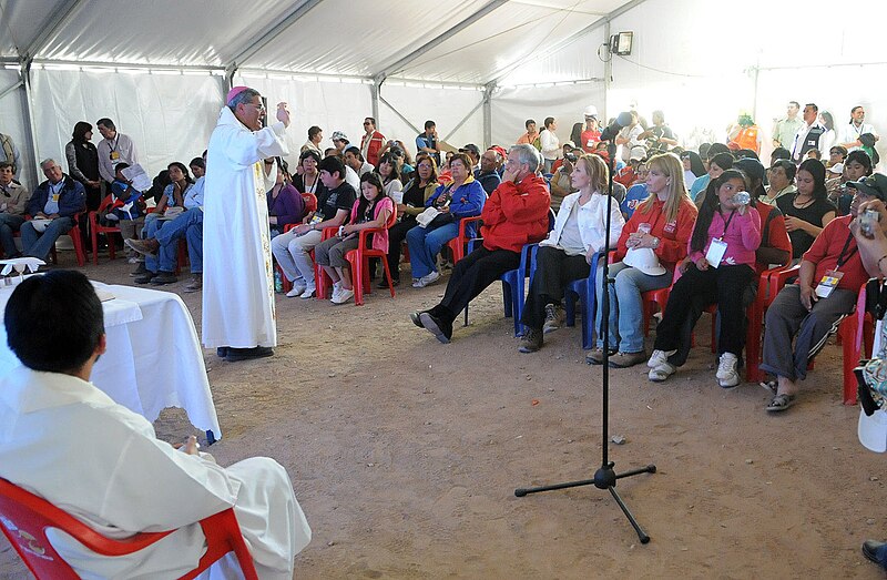 File:Mina San José - Mass at Campamento Esperanza - Gobierno de Chile.jpg