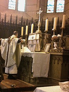 Read mass in the rite of Lyon, anamnesis. Note the freely standing altar, the celebrant extending his hands in modum crucis, and the chalice covered by the large corporal. Missa-lugd-anamnesis.jpg