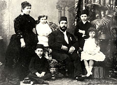 عباس حلمي الثاني جالسا مع والدة الخديوي محمد توفيق