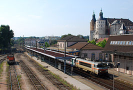 La gare en 2008, dominée par le château.