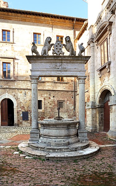 File:Montepulciano, pozzo dei grifi e dei leoni, 1520, 03.jpg