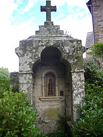 La fontaine représentant Saint Laur, derrière l'église.