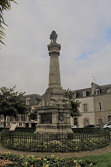 Monument de la Fédération bretonne-angevine : il commémore les deux fédérations bretonnes-angevines des 15 janvier et février 1790, à l'origine de la Fête de la Fédération organisée sur le Champ-de-Mars à Paris le 14 juillet 1790.