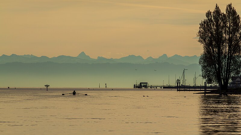 File:Morgen am Bodensee mit Schifflände Bottighofen (2012).jpg