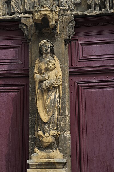 File:Mouzon Notre-Dame Trumeau 853.jpg