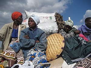 Frauen am Weg zum Markt in Manica, Mosambik 25. Juni: Nationalfeiertag von Mosambik