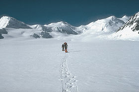 Bergbeklimmers beklimmen de Klutlan-gletsjer richting Mount Churchill.