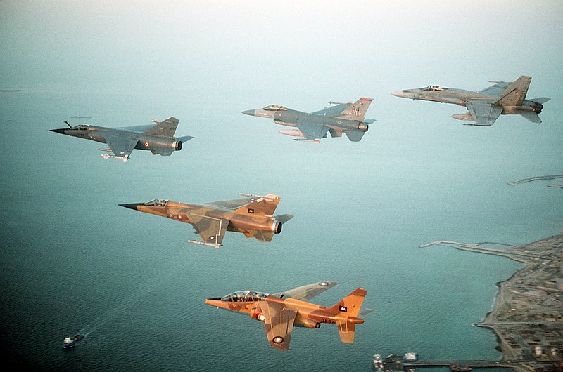 Fichier:Multinational group of fighter jets during Operation Desert Shield 2.JPEG