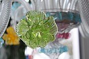 English: Detail (green flower) of a murano chandelier. Deutsch: Detail eines Murano Lüsters.