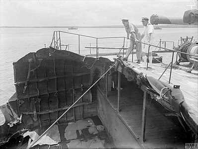 Британские офицеры, включая капитана 1-го ранга Пауэра, осматривают место отлома кормы