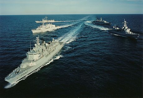 Navires de l'Otan sur la mer Adriatique durant l’opération Sharp Guard, mars 1995.