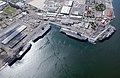 Fire hangarskibe (USS Constellation (CVN-64), USS Carl Vinson (CVN-70), USS Nimitz (CVN-68), USS John C. Stennis (CVN-74) på North Island i 2002.
