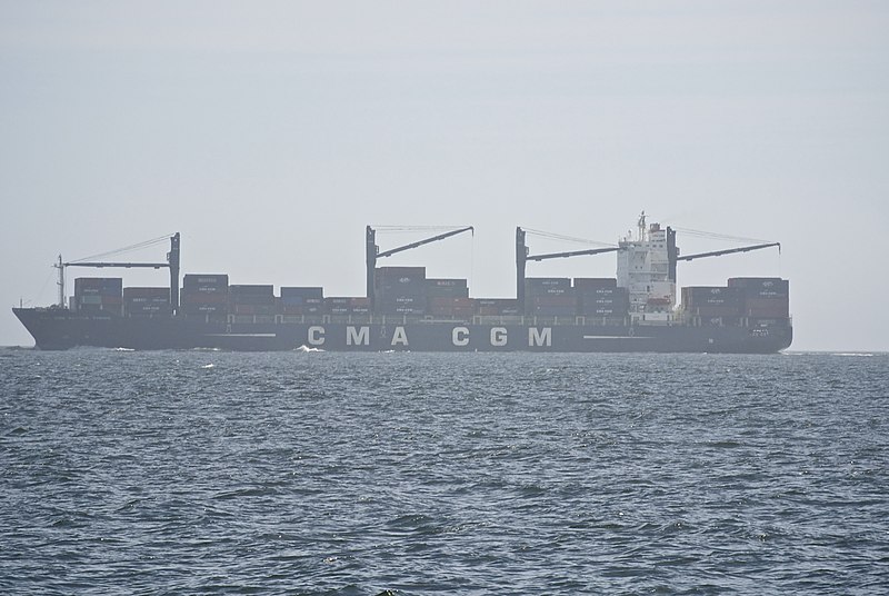 File:Navire de fret s'engageant dans le port de Walwis Bay dans le brouillard.jpg