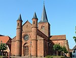 Kirche St. Adelphe, Westfassade