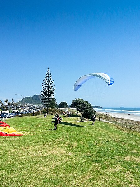File:New Zealand paragliding-112717.jpg