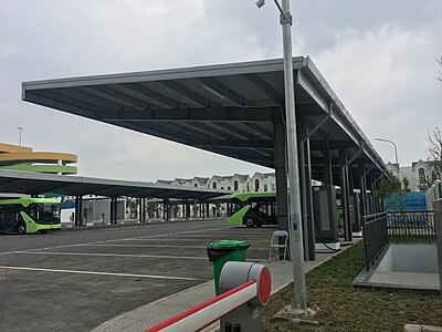 VinBus electric bus charging at VF station. Solar cells are on top of the roof Newone - VinBus charging station.jpg