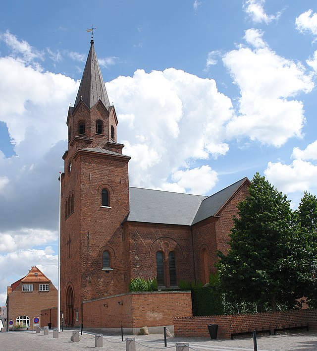 Außenaufnahme der neuromanischen Backsteinkirche Sankt Nikolai