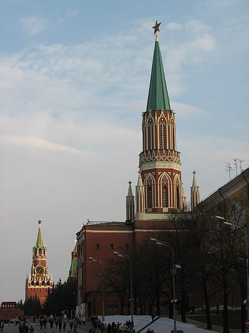 Центральный исторический. Никольская башня Московского. Башни Кремля Никольская башня. Никольская башня Кремля история. Вид Московского Кремля 1491 Никольская башня.