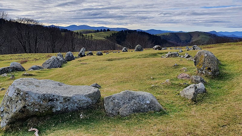 File:Oihanleku cromlech 02.jpg