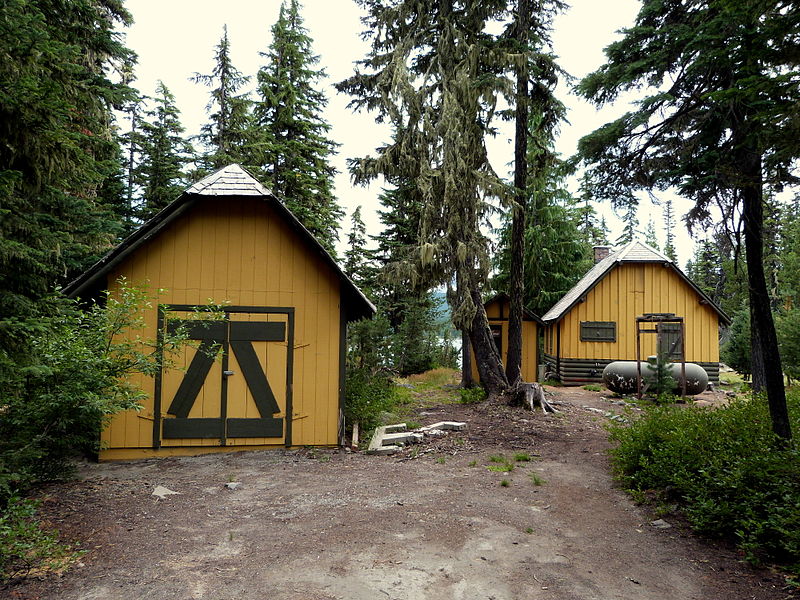 File:Olallie Lake Guard Station view from north - Mt Hood NF Oregon.jpg