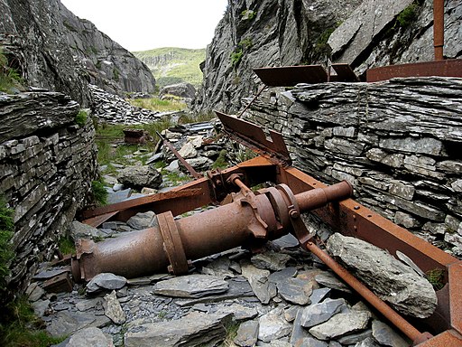 Old winch at Wrysgan Slate Quarry - geograph.org.uk - 4074445
