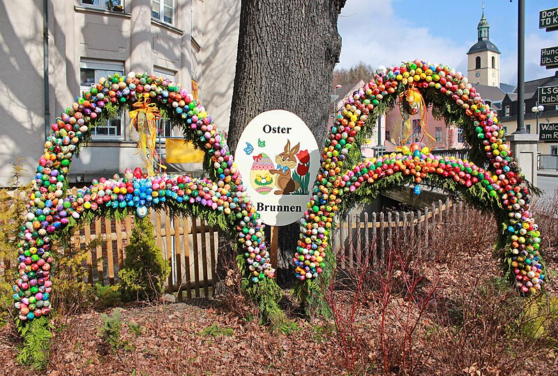 File:Osterbrunnen in Thalheim IMG 9522WI.jpg