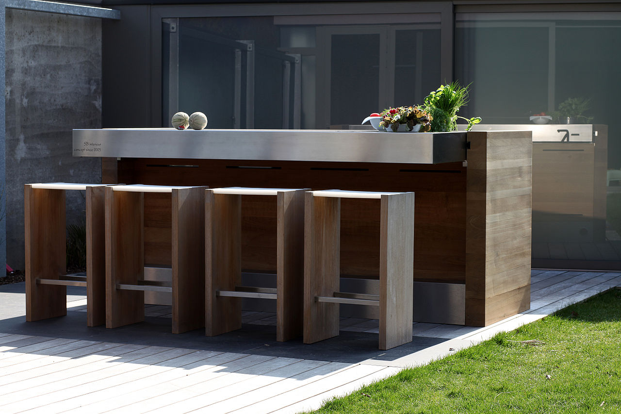 outdoor kitchen pont wall