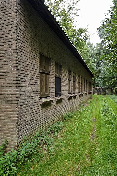 File:Overzicht van de linker zijgevel, richting de voorgevel, van het opslaggebouw, welke staat op het terrein van het voormalige openluchttheater De Lichtenberg - Weert - 20409012 - RCE.jpg