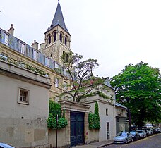 Le clocher de l'église Saint-Germain-des-Prés depuis la rue de l'Abbaye.