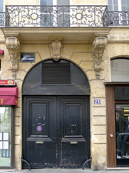 File:P1050021 Paris Ier rue Danielle-Casanova immeuble n°23 porte et balcon MH rwk.jpg