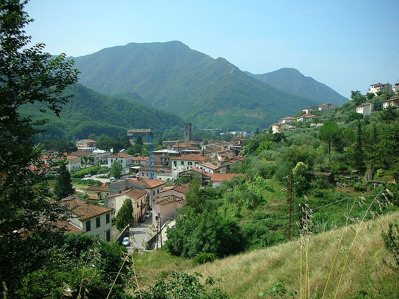 File:Panorama Borgo a Mozzano.jpg