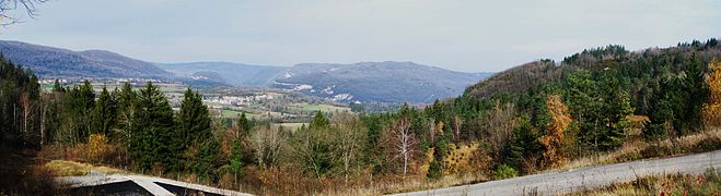 Panorama donnant sur le sud du département, pris depuis Arbent dans le nord de l'Ain.