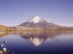 Lauca Ulusal Parkı'ndaki Parinacota yanardağı ile Chungará Gölü.