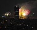 Tour Montparnasse mit Eiffelturm während des Feuerwerks am Nationalfeiertag