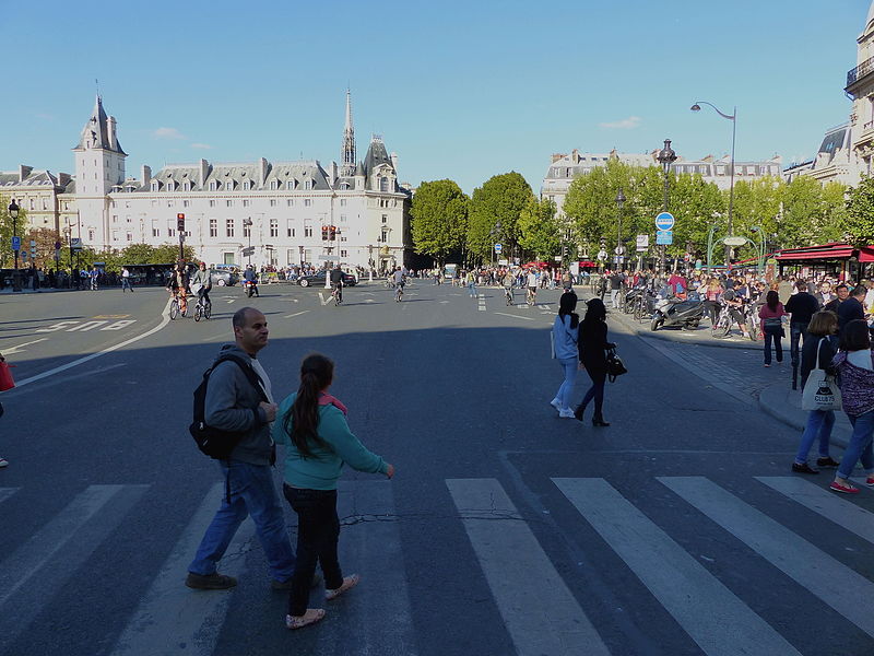 File:Paris sans voitures35Pl du Petit Pont.jpg