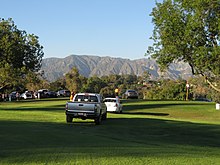 Brookside гольф клубындағы Rose Bowl-да UCLA ойынына арналған тұрақ, Калифорния, Пасадена (21400935149) .jpg