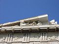 Roh východného štítu Partenónu so vsadenými kópiami sôch