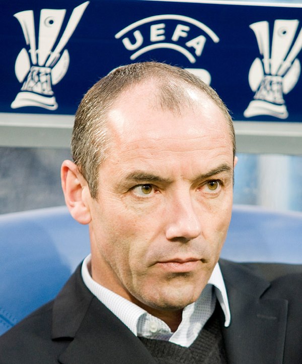 Le Guen managing Paris Saint-Germain in 2009